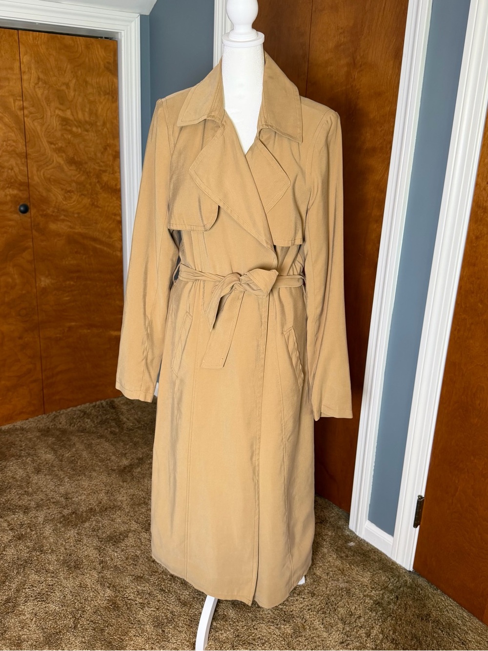 Banana Republic Tan Trench Coat with Self-Tie Belt. Women’s size medium.